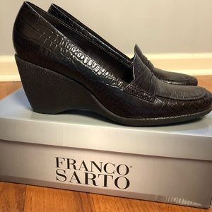 Wedge shoe, never worn